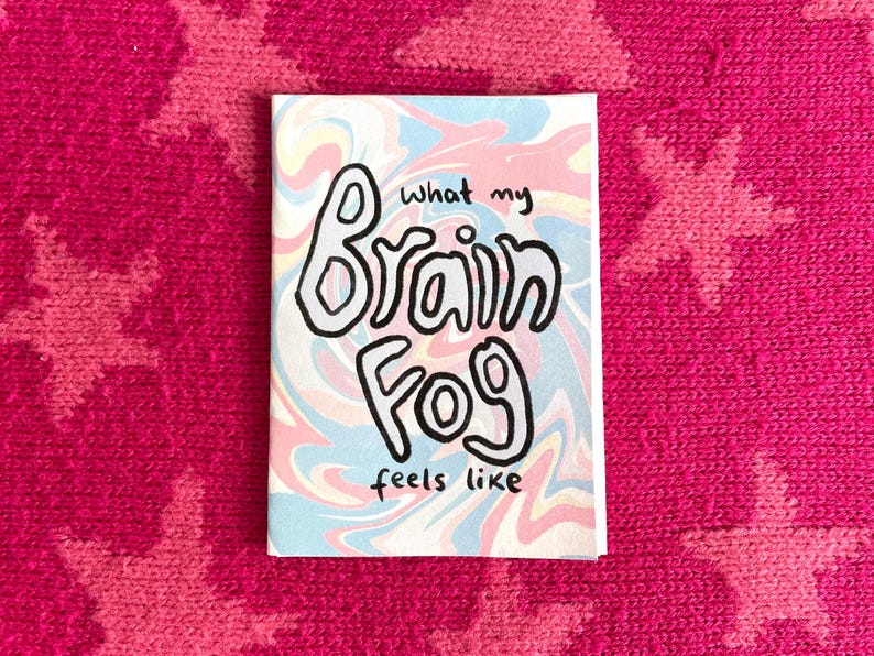 Peut inclure: Une petite carte rectangulaire avec les mots "what my Brain Fog feels like" en noir, lettres &agrave; bulles soulign&eacute;es. Le fond pr&eacute;sente un motif tourbillonnant de couleurs pastel rose, bleu et jaune.