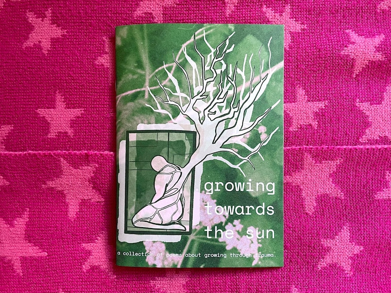 Puede incluir: Una portada de libro con el t&iacute;tulo "growing towards the sun" y una ilustraci&oacute;n de una persona y un &aacute;rbol. La portada es verde con texto blanco y una ilustraci&oacute;n de &aacute;rbol blanco. El fondo es una tela rosa con patrones de estrellas.