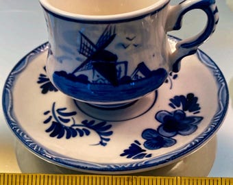 Elesva Holland Blue Delft hand-painted demitasse cup and saucer. 6 total