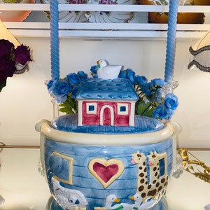 Noah&#39;s Arc Cookie Jar by Susan Winget, In excellent, pristine condition.