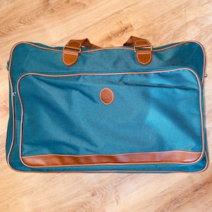 Vintage Green/tan Ralph Lauren tote/ duffle bag with straps , in excellent condition. Very Large bag made of canvas & plastic liner