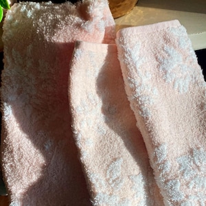 Simply shabby chic , Rachel Ashwell Two bath hand towels, Cotton is very fluffy