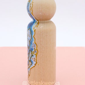 Hand-Painted Geode Peg Doll, Wooden Figure afbeelding 2