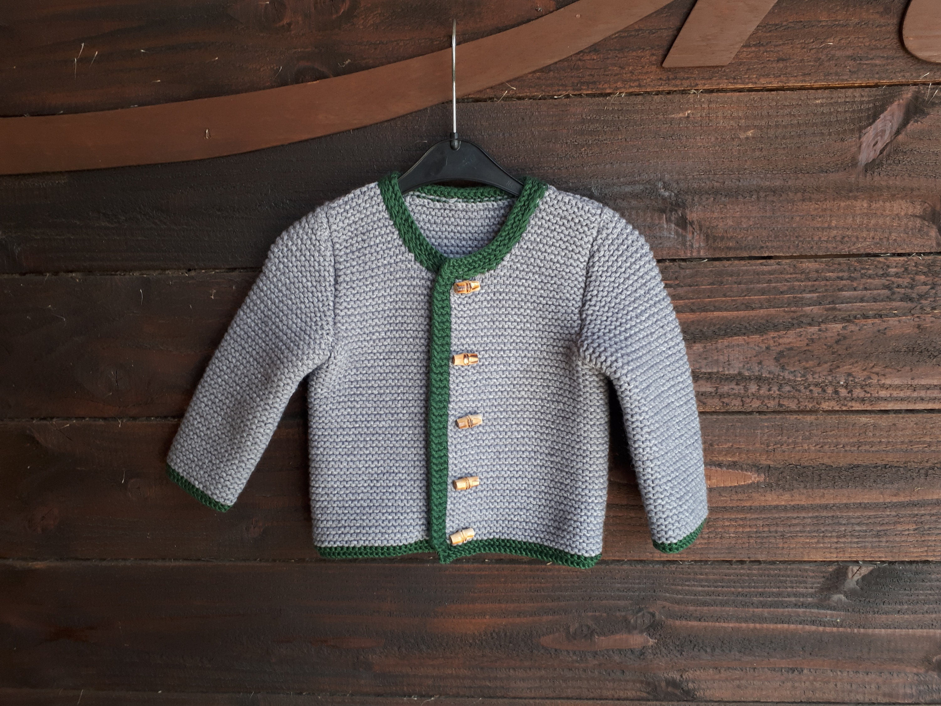 Handgestrickte kinder trachten jacke