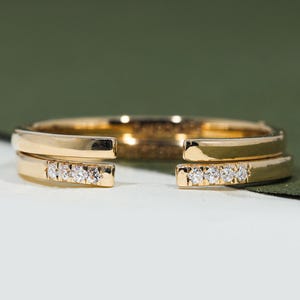 Anel de casamento duplo com detalhe em moissanita, em ouro amarelo 14K, minimalista, delicado, geométrico, empilhável, único, para noivado ou casamento.