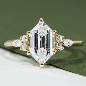 Vintage Style Art Deco Long Hexagon Cut Moissanite Engagement Ring 14K Yellow Gold Antique Jewelry Floral Cluster Diamond Ring For Women