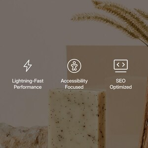 Puede incluir: Una pastilla de jab&oacute;n rectangular de color blanco roto con motas oscuras, situada bajo tres iconos blancos y etiquetas de texto: Lightning-Fast Performance con un rayo, Accessibility Focused con un icono de persona y SEO Optimized con un icono de pantalla.