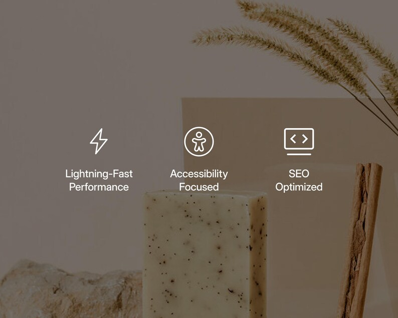 Puede incluir: Una pastilla de jab&oacute;n rectangular de color blanco roto con motas oscuras, situada bajo tres iconos blancos y etiquetas de texto: Lightning-Fast Performance con un rayo, Accessibility Focused con un icono de persona y SEO Optimized con un icono de pantalla.