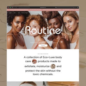 以下が含まれることがあります： Routineというタイトルのウェブサイトのランディングページで、多様な肌のトーンを持つ4人が写っています。ページには、有害な化学物質を使わずに肌を角質除去、保湿、保護するために作られたEco-Luxeボディケア製品のコレクションを説明するテキストと、Click hereと書かれたボタンが含まれています。