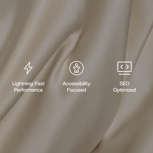 K&ouml;nnte beinhalten: Ein beigefarbener Stoffhintergrund mit drei wei&szlig;en Symbolen und Text. Das erste Symbol ist ein Blitz mit dem Text Lightning-Fast Performance. Das zweite ist ein Personensymbol mit Accessibility Focused. Das dritte ist ein Bildschirm mit Code-Klammern und SEO Optimized.