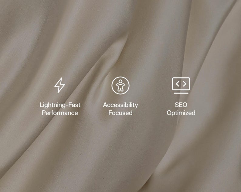 K&ouml;nnte beinhalten: Ein beigefarbener Stoffhintergrund mit drei wei&szlig;en Symbolen und Text. Das erste Symbol ist ein Blitz mit dem Text Lightning-Fast Performance. Das zweite ist ein Personensymbol mit Accessibility Focused. Das dritte ist ein Bildschirm mit Code-Klammern und SEO Optimized.