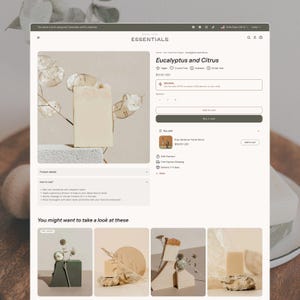 Puede incluir: Una interfaz de p&aacute;gina web para un producto titulado jab&oacute;n Eucalyptus and Citrus. La p&aacute;gina muestra una pastilla de jab&oacute;n rectangular, un precio de 12,00 $ USD, un bot&oacute;n A&ntilde;adir al carrito y un bot&oacute;n Comprar ahora. Debajo, una secci&oacute;n titulada You might want to take a look at these.