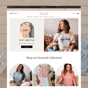 Op de afbeelding: Een website-interface voor een kledingmerk genaamd Soul, met een hero-sectie met een perzikkleurig t-shirt en een wit t-shirt met Dog Mom-tekst. Daaronder toont een sectie met uitgelichte collecties t-shirts met de teksten Be Kind, Don't Rip en Adventure.