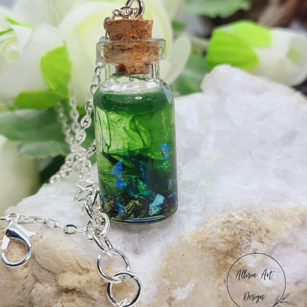 Anhänger aus Epoxidharz in grünen Farben „Poison Ivy“ Geschenk für Naturliebhaber, Terrarium Halskette, Unikates Schmuck