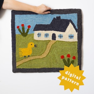 Op de afbeelding: Een digitaal patroon voor een tapijt-haakproject met een gele eend, een wit huis met blauwe ramen en rode bloemen op een groene achtergrond.