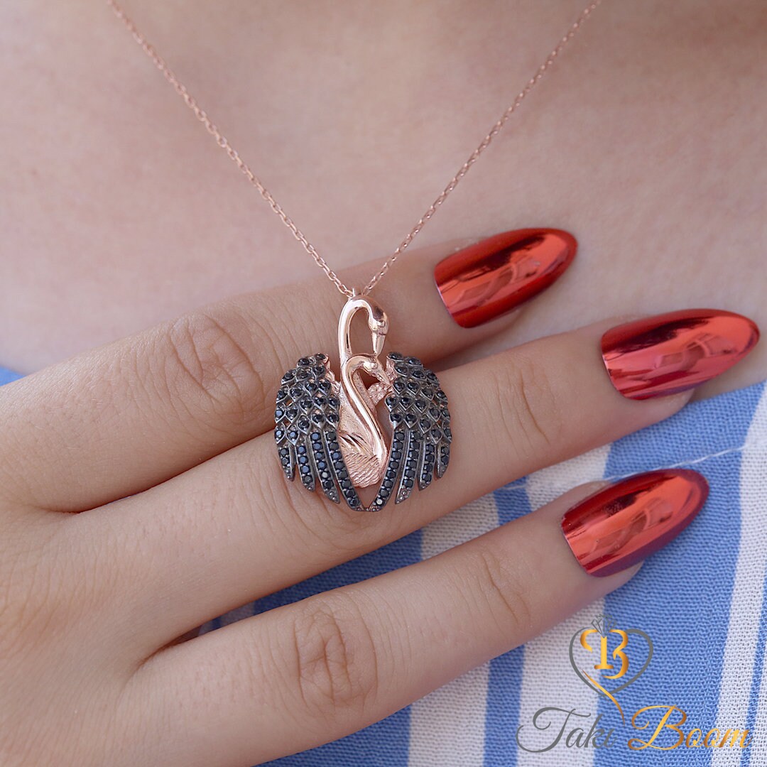 Collar De Titanio Con Colgante De Cisne Rojo En Circonita Cúbica Pavé - Largo 16+2 Pulgadas, Color Plata