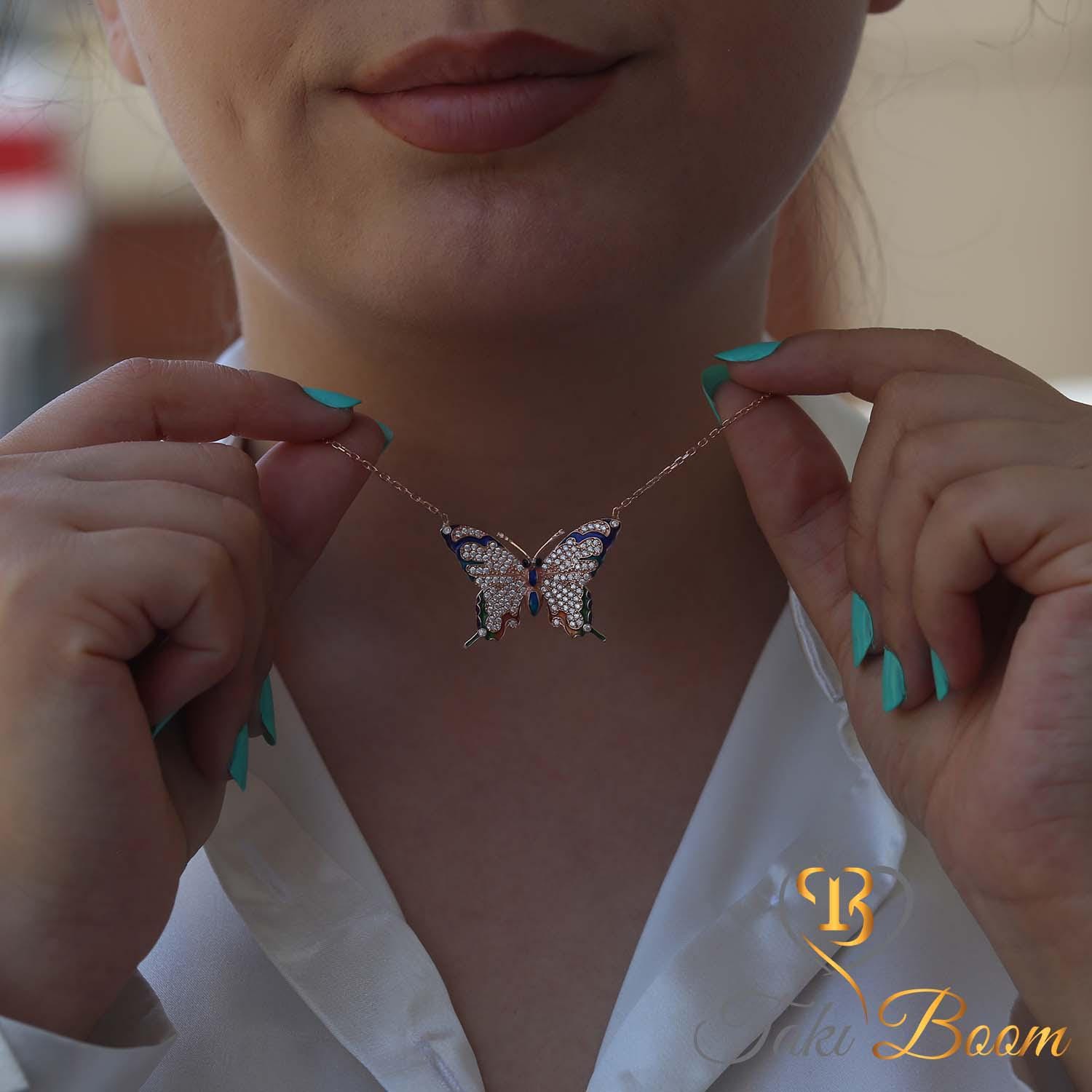 Collana a forma di farfalla in oro 14 carati - Ciondolo scintillante con pietre smaltate multicolori - Regalo di gioielli con ali di cristallo abbaglianti per le donne - Italia