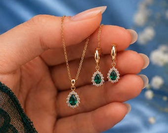 Conjunto de collar y pendientes de plata de ley con esmeralda verde en forma de lágrima y halo de circonitas.