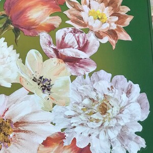 Op de afbeelding: Een close-up van een geschilderd bloemstuk met verschillende bloemen in tinten wit, roze, oranje en bruin. De bloemen zijn geschilderd op een groene achtergrond.