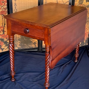 Antique Federal Style Single Drop Leaf Table - Mahogany