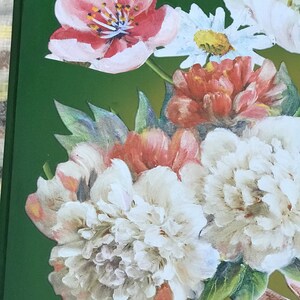 Op de afbeelding: Een close-up van een boeket bloemen met witte, roze en rode bloemblaadjes. De bloemen zijn gerangschikt in een vaas op een groene achtergrond.
