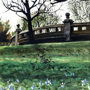Könnte beinhalten: Ein Aquarellbild einer Steinbrücke mit einem grasbewachsenen Bereich im Vordergrund. Die Brücke hat einen abgerundeten Bogen und ist von Bäumen umgeben. Das Gras ist grün mit blauen Blumen, die überall verstreut sind.