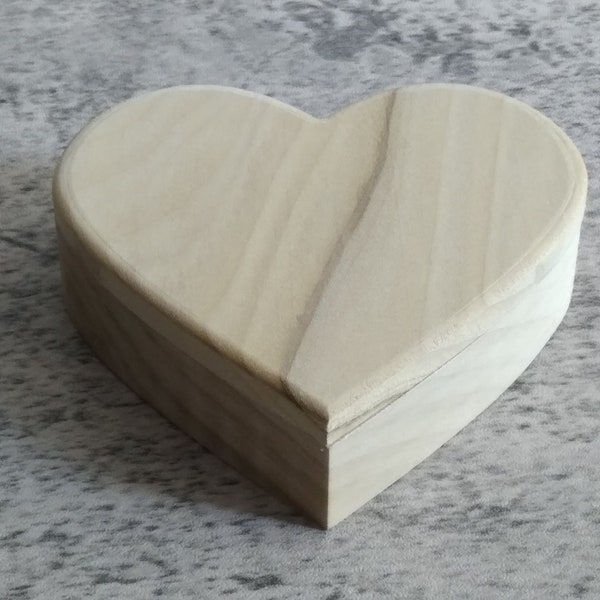 Unfinished heart shaped poplar box with lid