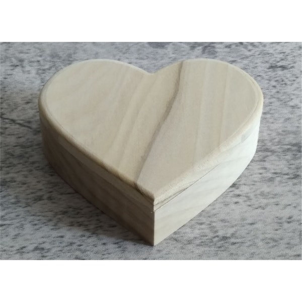 Unfinished heart shaped poplar box with lid