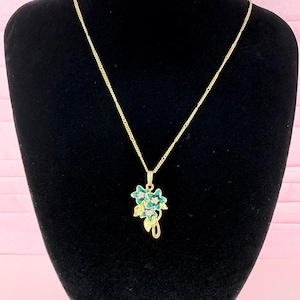 Vintage Avon Pretty Blossoms Gold Tone Flower Pendant 18" Necklace Earring Set