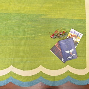 Tappeto moderno fatto a mano in cotone a trama piatta, tintura vegetale naturale, tappeto indiano Dhurrie Kilim a righe smerlate verde muschio e blu, arazzo da parete