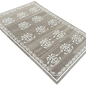 Modern Handmade Cotton Area Flat Weave Rug, Natural Vegetable Dyed, Beige And White Flower Indian Striped Dhurrie Kilim Rug, Wall Tapestry