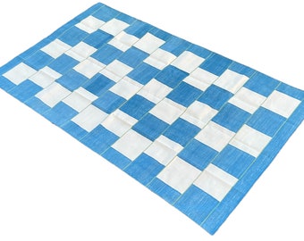 Modern handgemaakt katoenen vlak geweven tapijt, natuurlijk plantaardig geverfd, 5x8 blauw en wit geruit Indiaas Dhurrie-tapijt, kelim-tapijt, wandtapijt
