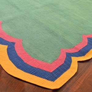 Tappeto moderno fatto a mano in cotone a trama piatta, tintura vegetale naturale, tappeto indiano Dhurrie Kilim a strisce smerlate verde e rosa, arazzo da parete