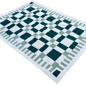 Alfombra moderna de algodón de tejido plano, hecha a mano, con teñido vegetal natural, con rayas geométricas indias en verde y crema, Dhurrie Kilim, tapiz de pared.