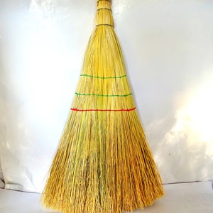 Scopa primitiva fatta a mano, scopa di mais fatta a mano, vecchio strumento di pulizia, scopa di arte popolare bulgara