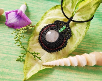 Rose Quartz Pendant – Handmade Macrame Necklace with Healing Crystal, Boho Spiritual Jewelry.