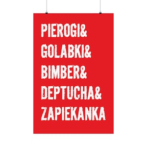 Könnte beinhalten: Ein rotes Poster mit weißem Text, der polnische Gerichte auflistet: Pierogi, Golabki, Bimber, Deptucha und Zapiekanka. Der Text ist in einer fetten, verwitterten Schriftart gehalten. Das Poster hängt an einer schwarzen Klammer.