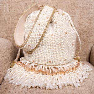 Verschönerte Off-White Farbe Perle Potli Tasche mit Handgelenk Schleife | Batawa Tasche | Hochzeit | Party | Cocktail | Abends | Braut | Armband | Geschenk