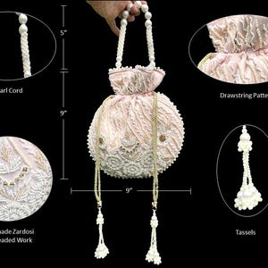 Puede incluir: Un bolso de cord&oacute;n rosa con cuentas, con un asa de cord&oacute;n de perlas y borlas. El bolso mide 23 cm de alto y 23 cm de ancho. El bolso est&aacute; decorado con hilo dorado y cuentas blancas.