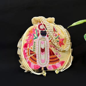 Hand bestickt Shreenath ji Samt Beige Potli Tasche für alle Gelegenheiten