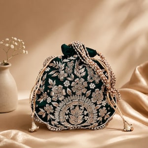 Bolsa Potli bordada artesanalmente em verde esmeralda com alça de pérolas – Bolsa de casamento indiana, presente de noiva, carteira étnica, trabalho Zardosi