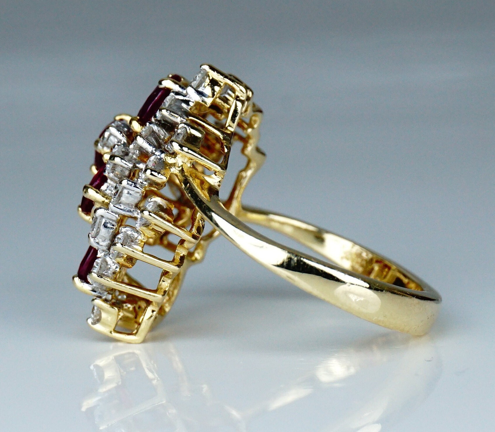 Bague Vintage En Or Jaune 18K Avec Rubis Synthétiques Et Diamants - Taille 52 - Années 50 - Réf. MP2367