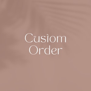 Può includere: Uno sfondo marrone chiaro con il testo "Custom Order" in bianco.