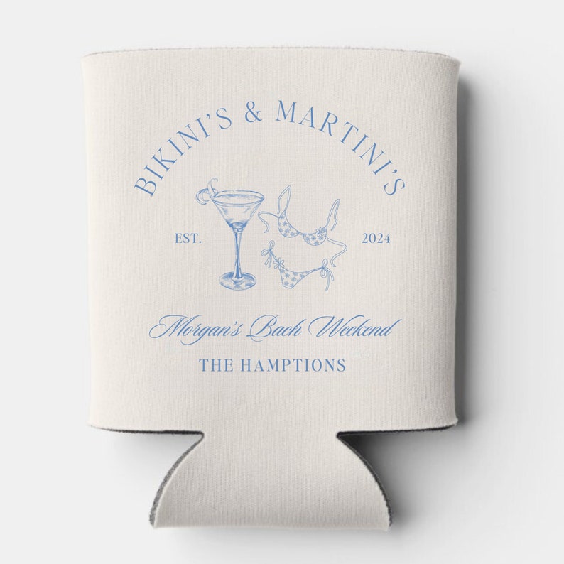 以下が含まれることがあります： 青い文字で「Bikini's & Martini's Est. 2024」と「Morgan's Bach Weekend The Hamptons」と書かれた白い缶クーラー。クーラーには、青い色のマティーニグラスとビキニのイラストが描かれている。