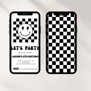 Puede incluir: Pantalla de tel&eacute;fono a cuadros en blanco y negro con una cara sonriente con rayos para los ojos. El texto "Let's Party" est&aacute; en una fuente retro. El texto "Join us as we celebrate Jaxson's 11th Birthday" est&aacute; debajo del texto de la fiesta. La fecha, la hora y la ubicaci&oacute;n de la fiesta se enumeran debajo del texto del cumplea&ntilde;os. El texto "RSVP to Jenny 555-555-5555 by 10/01" est&aacute; en la parte inferior de la pantalla.