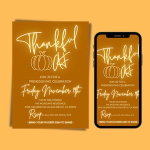 Puede incluir: Una invitación digital para una celebración de Friendsgiving con un fondo amarillo y un contorno amarillo neón de una calabaza y el texto "Thankful Of" en la invitación. El texto de la invitación dice: "Únete a nosotros para una celebración de Friendsgiving Viernes 19 de noviembre 7:00 de la tarde La residencia de los Morgan 5555 Celebration Ln-San Diego, CA 90002 Rsvp a Jenny 555-555-5555 antes del 11/15 Trae tu plato favorito para compartir -"