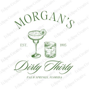 Könnte beinhalten: Ein grünes und weißes Logo für eine Bar namens "Morgan's Dirty Thirty" mit dem Text "EST. 1995" und "PALM SPRINGS, FLORIDA". Das Logo zeigt zwei handgezeichnete Illustrationen von Cocktails, eine Margarita und einen Old Fashioned.