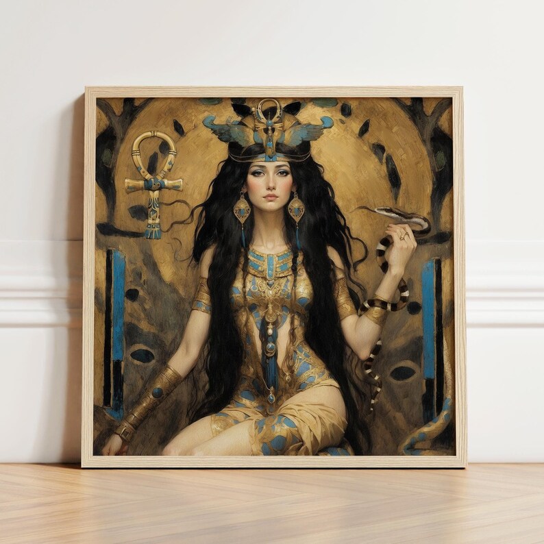 K&ouml;nnte beinhalten: Ein Gem&auml;lde einer Frau mit langen schwarzen Haaren, die ein goldenes und blaues Kopftuch und ein goldenes und blaues Outfit tr&auml;gt. Sie h&auml;lt eine Schlange in ihrer rechten Hand. Der Hintergrund ist golden mit einem blauen und goldenen Ankh-Symbol.