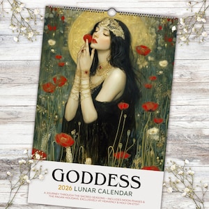 Könnte beinhalten: Ein Mondkalender 2026 mit einem Gemälde einer Frau mit Goldschmuck, die eine rote Blume hält. Der Kalender trägt den Titel "Goddess" und enthält Text über Mondphasen und heidnische Feiertage.