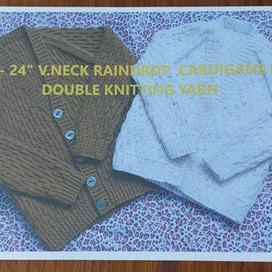 Può includere: Due cardigan in maglia di colore marrone e bianco con scollo a V e chiusura con bottoni. Il testo "16" - 24" V.NECK RAINDROP CARDIGANS IN DOUBLE KNITTING YARN" è stampato sull'immagine.